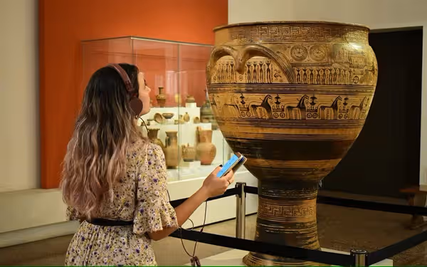 Entrada al Museu Arqueològic Nacional amb audioguia multilingüe